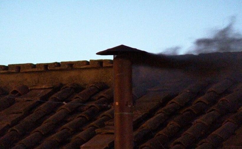 Fumaça preta: cardeais ainda não escolheram papa
